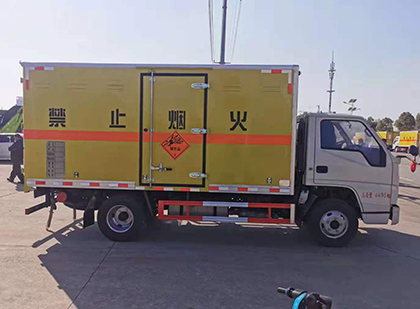 云岩爆破器材运输车技术升级与安全合规新趋势